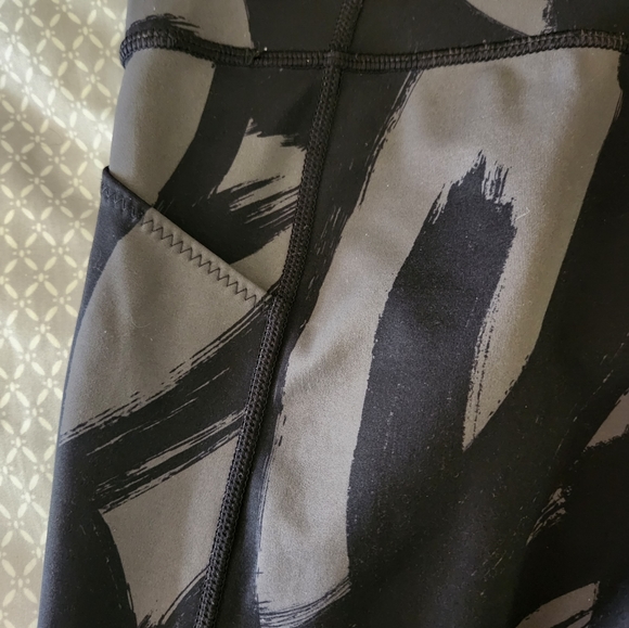 XL Athleta Black Tenacity 7/8 Brush Strokes Cropped Leggings - Picture 6 of 6
